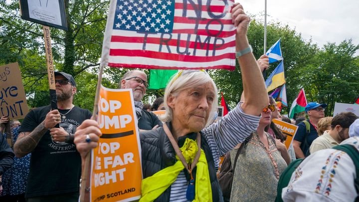 Stovky lidí ve Skotsku protestovaly proti Trumpově návštěvě; Zdroj foto: ČTK