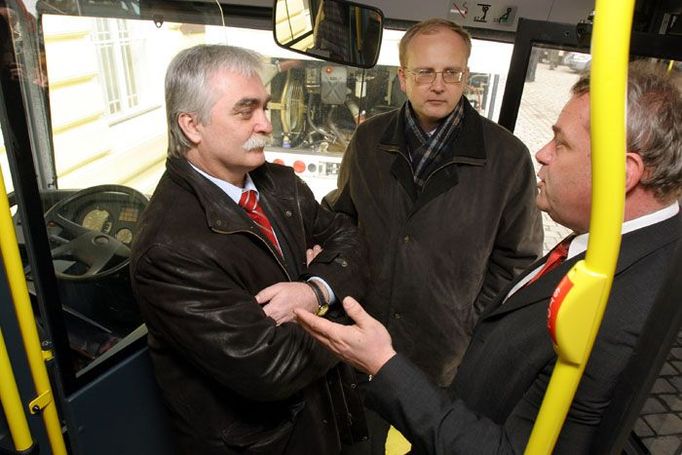 Ministři Urban a Ambrozek diskutují se zástupcem jednoho z výrobců uvnitř autobusu na zemní plyn