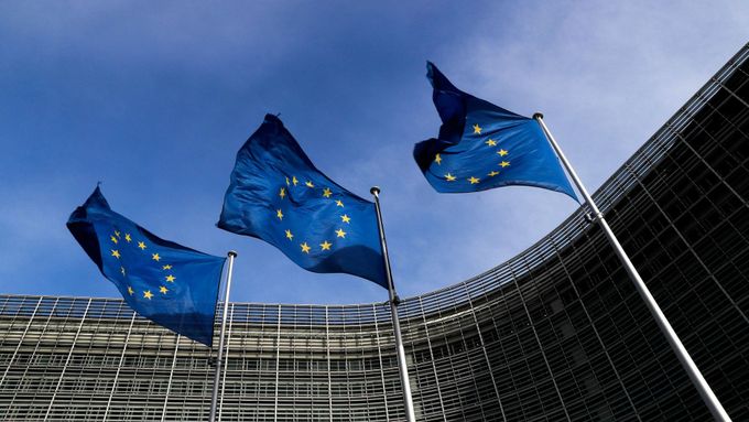 Evropské vlajky před sídlem Evropské komise v Bruselu.