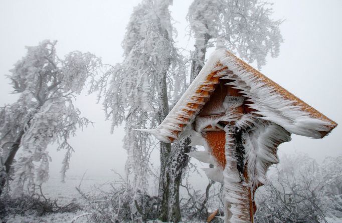 Severní Rakousko začátkem prosince 2014. Mrznoucí mlha a déšť pokryly celý region ledovou krustou.