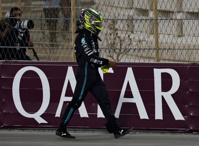 Havárie Lewise Hamiltona v Mercedesu ve VC Kataru F1 2023