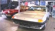 Hned za ním se schovává Ferrari 400 Automatic. "Mnoho lidí říká, že je to vůbec nejošklivější Ferrari všech dob. Podle mě si i pro tento status zaslouží místo v mapování historie značky," říká Robert Pergl ze Scuderia Praha.