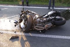 Motorkář vrazil na Brněnsku do betonového sloupku, na místě byl mrtev