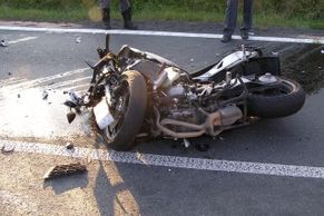 U Plas havarovalo auto a dvě motorky