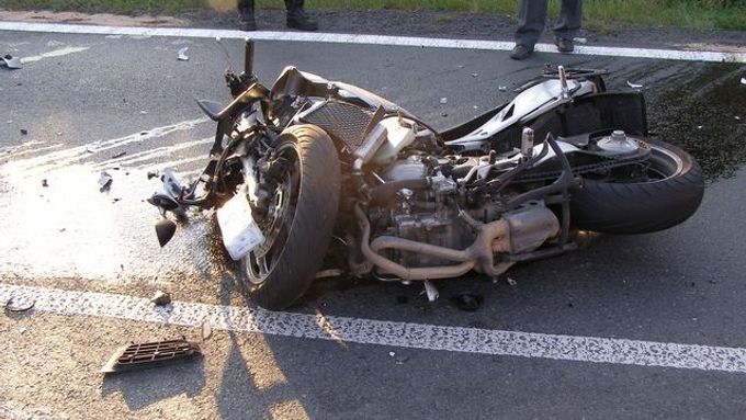 Podle policistů se motocyklista srazil s autem, ilustrační foto