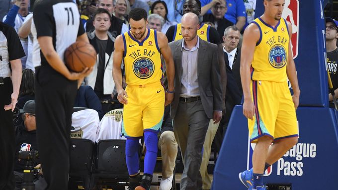 Zraněná hvězda týmu Golden State Stephen Curry se belhá ze hřiště při utkání se San Antoniem