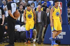 Šampion NBA Golden State porazil San Antonio, přestože se jeho lídr Curry už po dvou minutách zranil