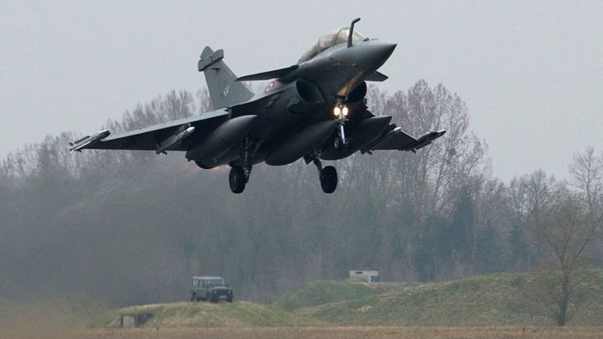 Vzlet stroje Dassault Rafale z francouzské základny Saint-Dizier.