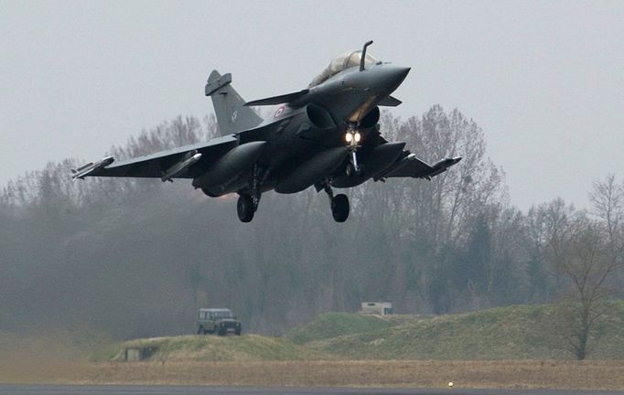 Vzlet stroje Dassault Rafale z francouzské základny Saint-Dizier.