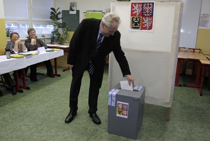 Jeden z favoritů prezidentské volby Miloš Zeman právě volí. Zřejmě sám sebe.