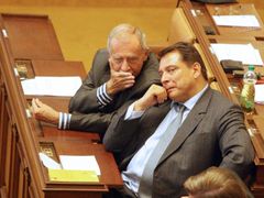 Rozprava před hlasováním o důvěře vládě: Jiří Paroubek, šéf ČSSD, se radí s doyenem strany Stanislavem Křečkem.