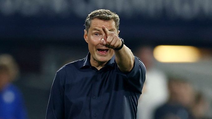 Brian Priske při utkání s Leverkusenem