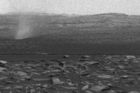 Vozítko Curiosity zachytilo na kameru prašné víry letící nad povrchem Marsu