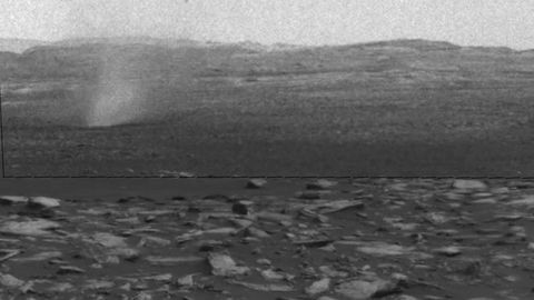 Vozítko Curiosity zachytilo na kameru prašné víry letící nad povrchem Marsu