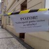 Sníh v Praze taje a padá ze střech