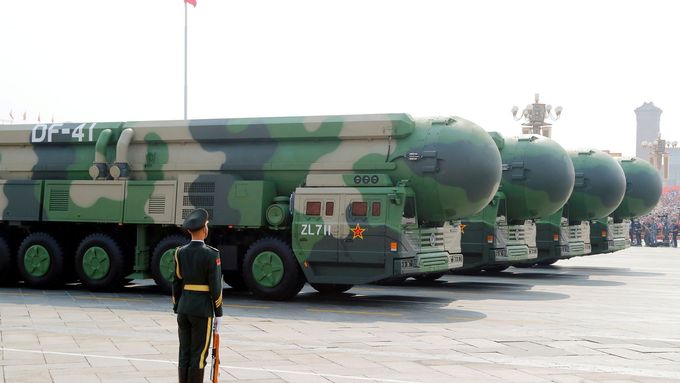 Čínské mezikontinentální rakety DF-41 na vojenské přehlídce v Pekingu. Stejný typ mohou ukrývat nově budované pouštní sila.