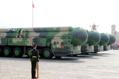 Satelity odhalily obří jadernou sílu. Čína ukrývá v poušti stovky raketových sil