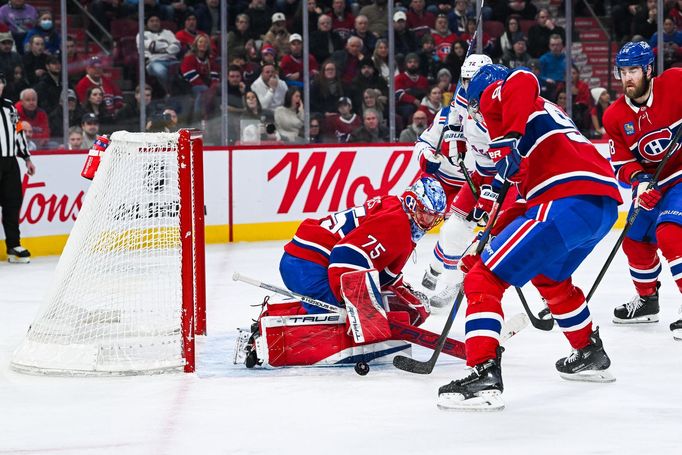 Jakub Dobeš z Montrealu zasahuje v utkání NHL proti New Yorku Rangers.