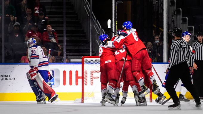 Radost českých hokejistů do 20 let. Ve čtvrtfinále MS v Edmontonu vyřadili USA.