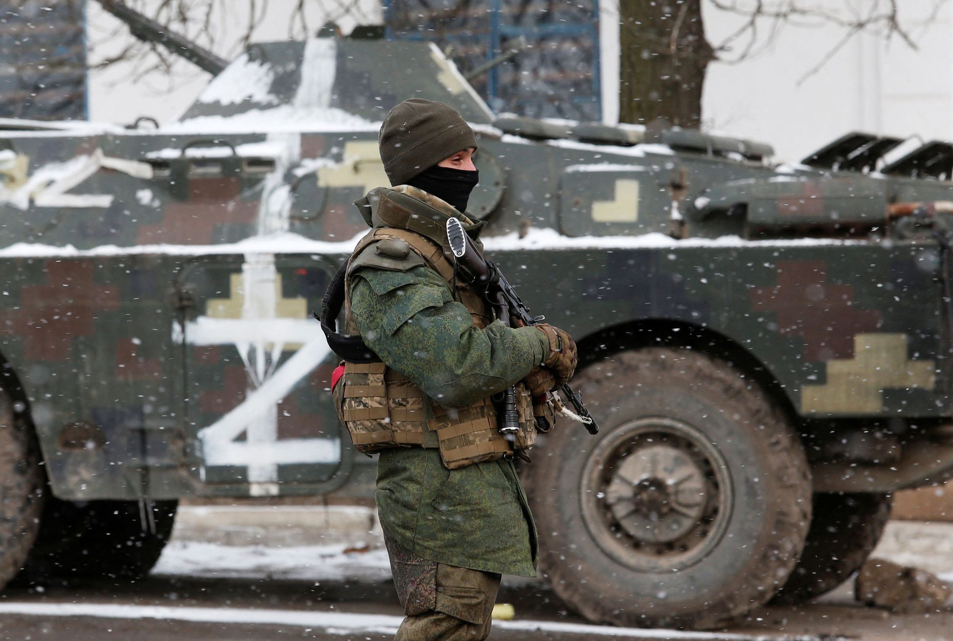 Ruský voják s písmenem Z na transportéru v Doněcké oblasti na Ukrajině. Rusové si techniku na Ukrajině označují písmenem Z.