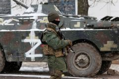 Těla ruských vojáků zůstávají na Ukrajině. Začala se rozkládat, Rusko o ně nemá zájem
