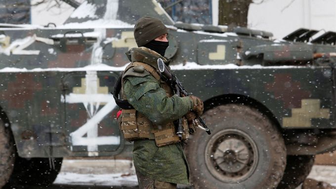Ruský voják s písmenem Z na transportéru v Doněcké oblasti na Ukrajině.