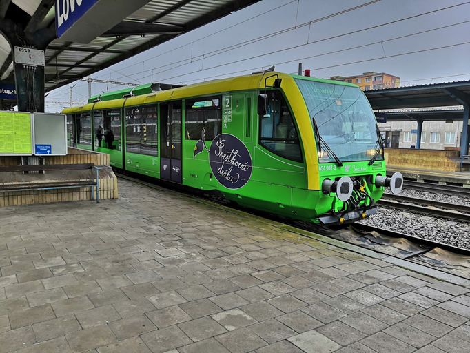 Vlak společnosti AŽD Praha, která se jinak věnuje hlavně drážnímu zabezpečení, je čerstvě modernizovaný německý vůz Regio Sprinter.