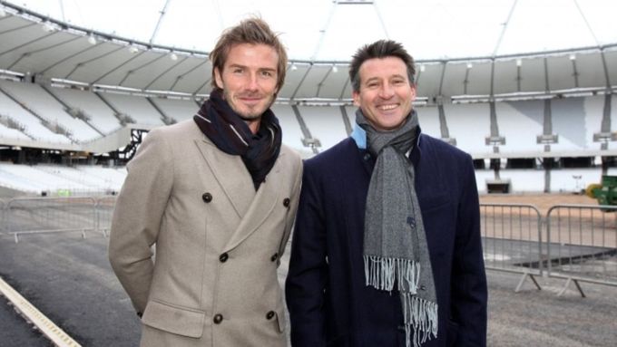 Předseda organizačního výboru Sebastian Coe (vpravo) s fotbalovou modlou Davidem Beckhamem na rozestavěném olympijském stadionu
