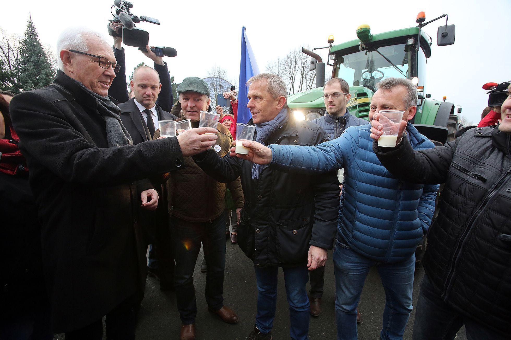 Traktorová jízda pro Jiřího Drahoše