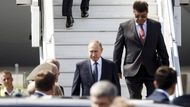 Putin přistál v Helsinkách v pondělí. Jeho letadlo ale mělo půlhodinové zpoždění, a tak se začátek summitu zpozdil.