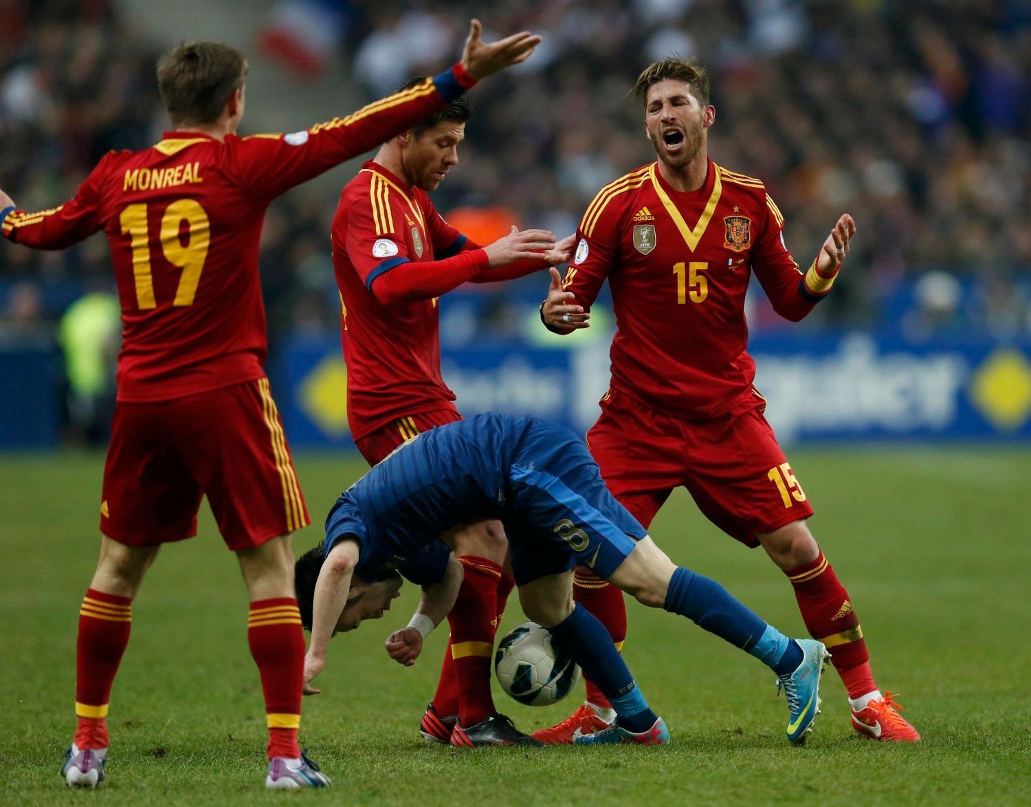 Fotbal, Francie - Španělsko: faulovaný  Mathieu Valbuena