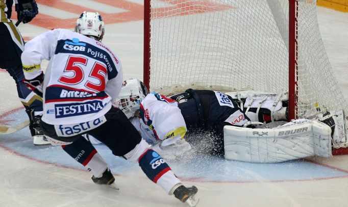 Hokejisté Pardubic Pavel Brendl a brankář Martin Růžička brání soupeře v 5. kole Tipsport extraligy 2012/13 s Kladnem.