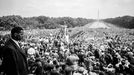 Washingtonův monument v pozadí během Pochodu na Washington za práci a svobodu, 28. srpna 1963. Událost přilákala asi 250 000 lidí.