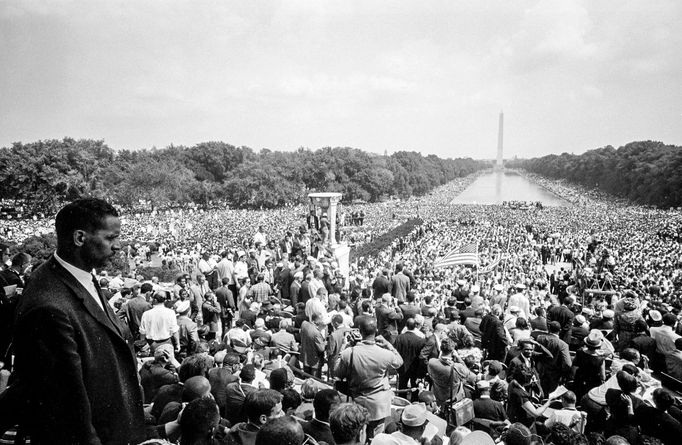 Washingtonův monument v pozadí během Pochodu na Washington za práci a svobodu, 28. srpna 1963. Událost přilákala asi 250 000 lidí.