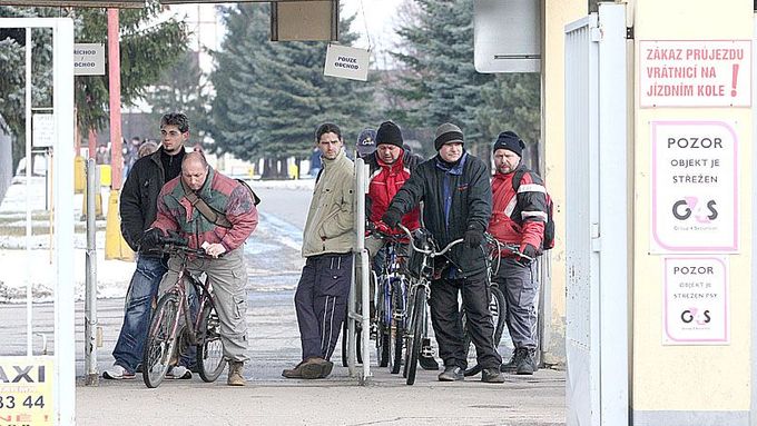 Padla. Dělníci odcházejí ze směny v továrně Unex v Uničově. Ilustrační snímek.