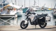 KTM 1290 Super Adventure - Rakouský výrobce nasadil velmi silný čtyřválcový motor o výkonu 112,8 kW, který by si měl poradit i s vyšší hmotností 229 kg. Jde o top model za půl milionu korun.