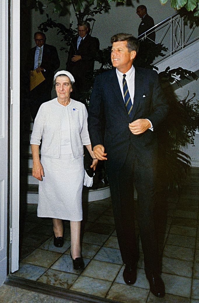 Golda Meirová s americkým prezidentem Johnem F. Kennedym, 27. prosince 1962.