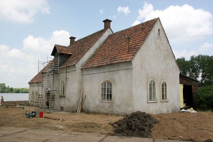 V mokřadech na břehu rybníka postavili filmaři venkovský statek. Ze dřeva a sádry, především.