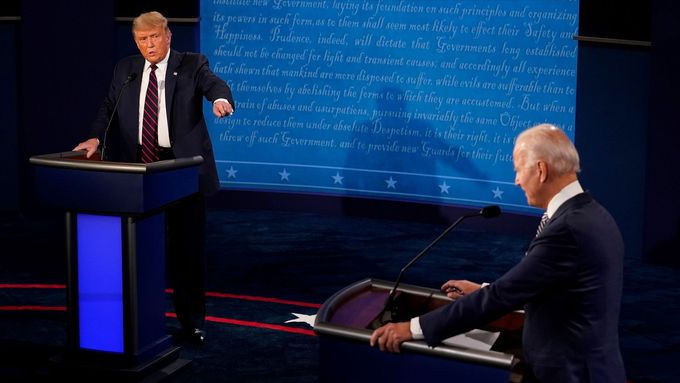 Boj, o jaký už Amerika nestojí. Donald Trump a Joe Biden během jedné z debat před dosud posledními prezidentskými volbami.