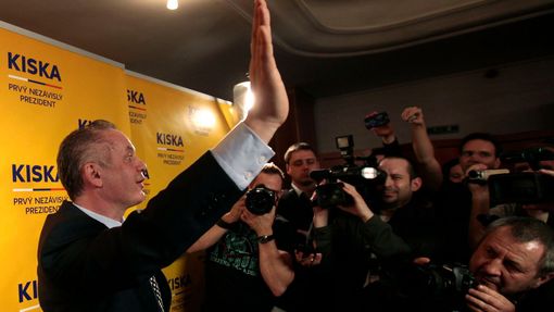 Nový slovenský prezident Andrej Kiska krátce poté, co jeho rival Robert Fico uznal porážku.
