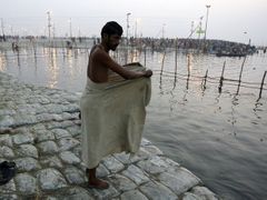 Hinduisté věří, že koupelí v Ganze ze sebe smyjí hříchy, a uspíší tak cestu k dosažení nirvány