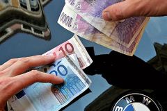 Slabší koruna je pro Čechy lákadlem k nákupu eura