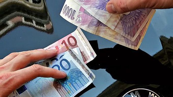 Kdy euro nahradí českou korunu? V roce 2015, odhadují analytici.