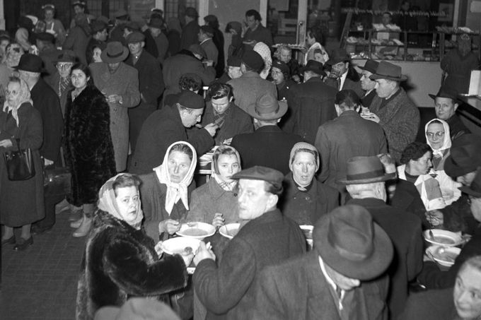 Automat Koruna - záběr ze samoobslužné jídelny. Rok 1956