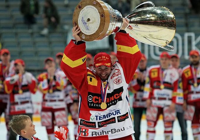 Mistři mohou začít slavit, zvednout vítězný pohár nad hlavu na domácím ledě si nikdo nenechá ujít.