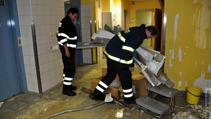 Dva sály jsou kvůli havárii vodovodu mimo provoz. Akutní případy převezme nemocnice v Brně a Zlíně.