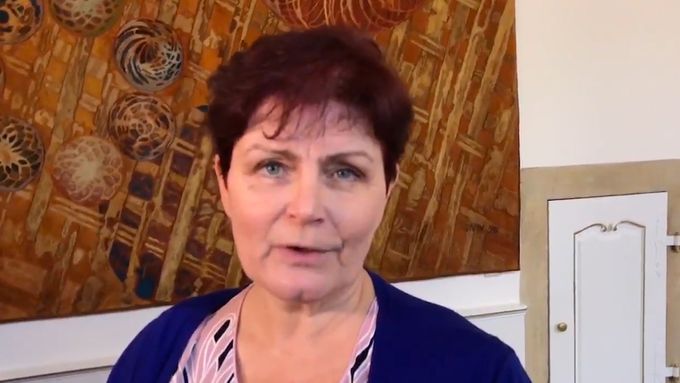 Zástupkyně iniciativy Tradiční česká rodina přinesla do sněmovny petici proti Istanbulské úmluvě