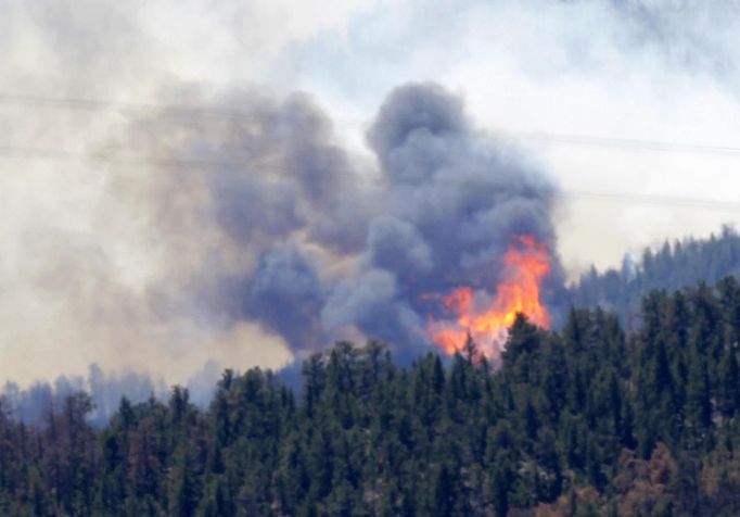 A huge smoke plume rises from the High Park Fire, west of Fort Collins, Colorado June 13, 2012. The fire was estimated to be more than 46,000 acres, according to the county sheriff on Wednesday. REUTERS/Rick Wilking (UNITED STATES - Tags: DISASTER ENVIRONMENT) Published: Čer. 14, 2012, 12:08 dop.