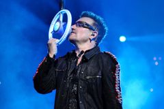 VIDEO U2 odstartovali turné, Edge spadl při koncertu z pódia