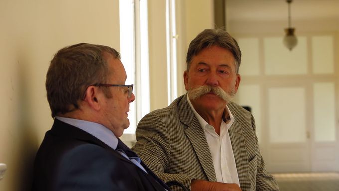 Luděk Fabinger (vpravo) v rozhovoru se svým advokátem Martinem Korbařem.